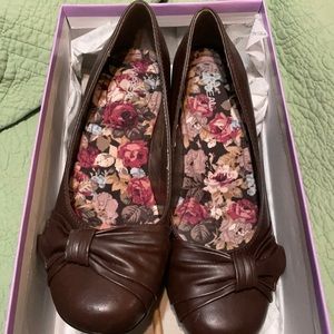 X•Appeal brown bow heels